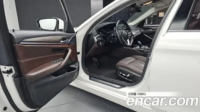 BMW 5 Series 2018 — Фото 10/20