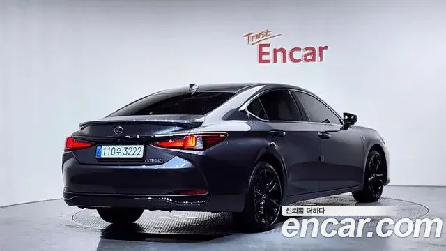 Lexus ES300h 2022 — ფოტო 30/33