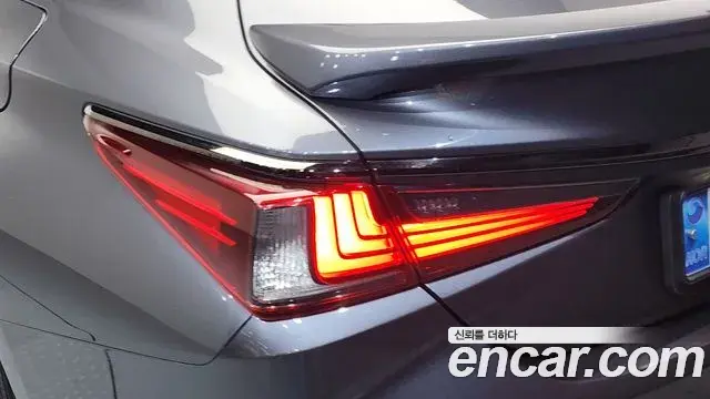 Lexus ES300h 2022 — ფოტო 9/33