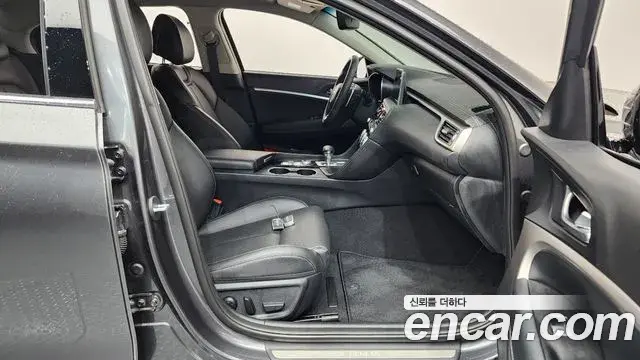 Genesis G70 2018 — ფოტო 28/33