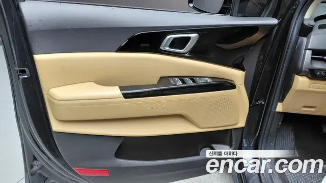 Kia Carnival 2021 — ფოტო 19/33