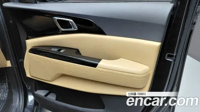 Kia Carnival 2021 — ფოტო 16/33