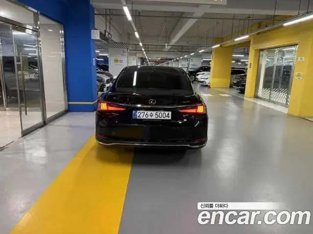 Lexus ES300h 2025 — Şəkil 13/18