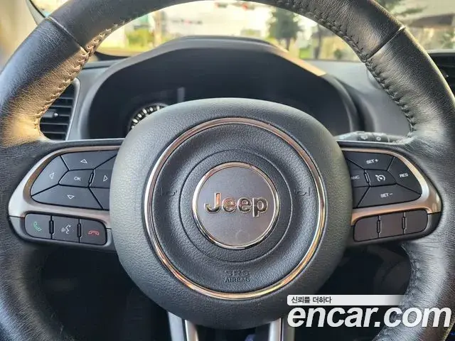 Jeep Renegade 2021 — ფოტო 13/17
