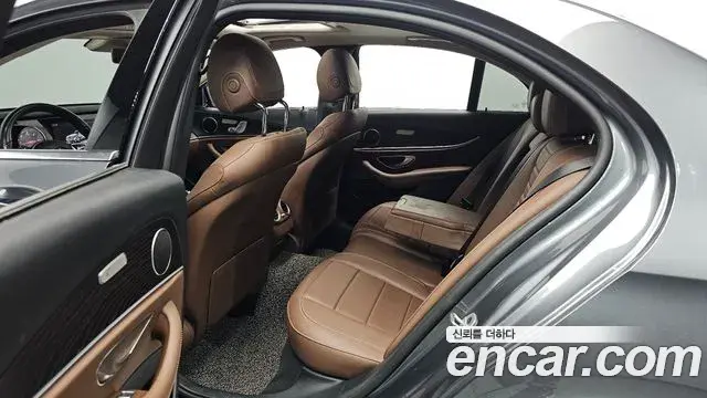 Mercedes-Benz E-Class 2019 — Фото 11/20