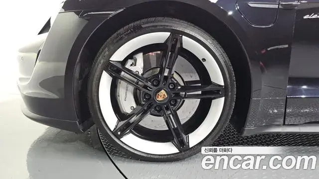 Porsche Taycan 2021 — Photo 30/39