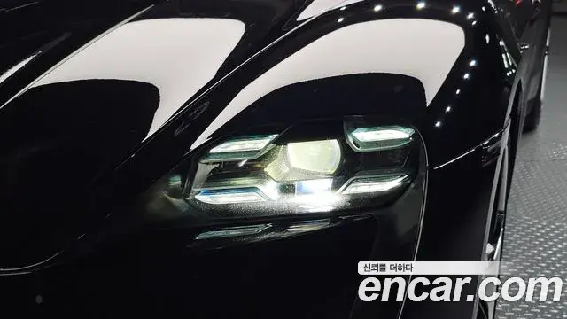 Porsche Taycan 2021 — Photo 22/39