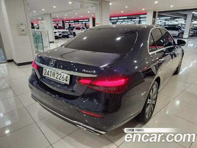 Mercedes-Benz E-Class 2022 — Photo 1/18