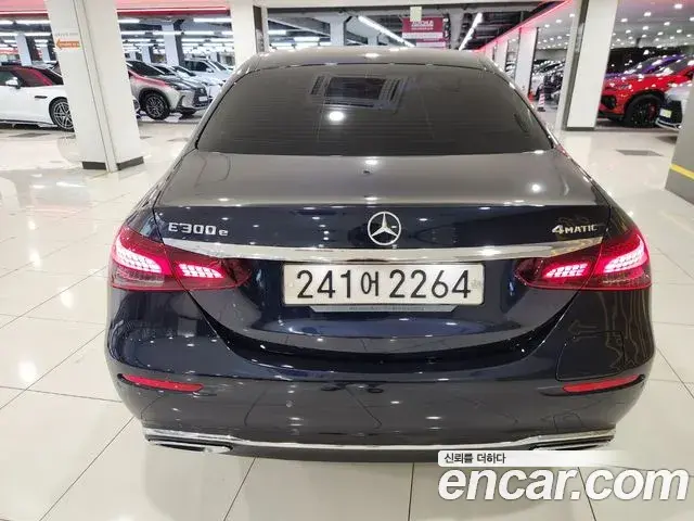 Mercedes-Benz E-Class 2022 — Photo 3/18