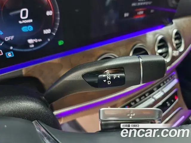 Mercedes-Benz E-Class 2022 — Photo 8/18