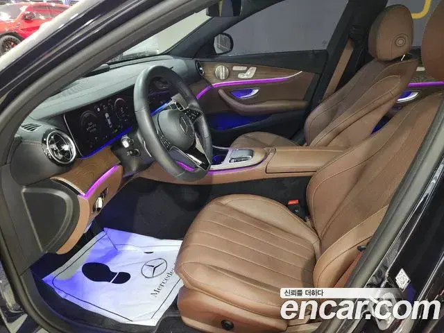 Mercedes-Benz E-Class 2022 — Photo 9/18