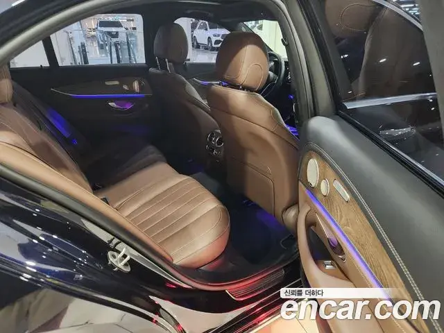 Mercedes-Benz E-Class 2022 — Photo 11/18