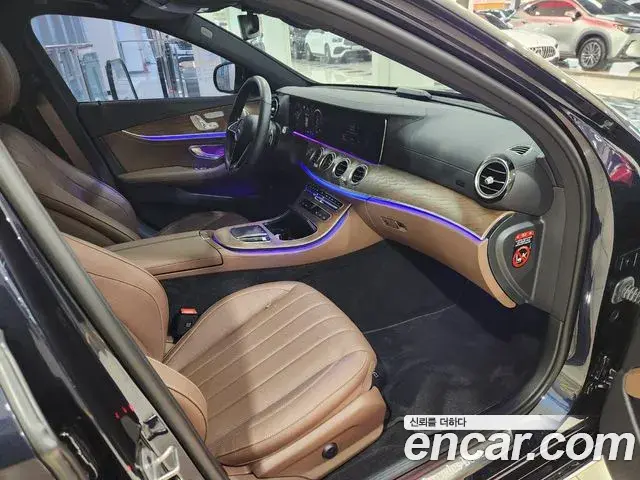 Mercedes-Benz E-Class 2022 — Photo 12/18