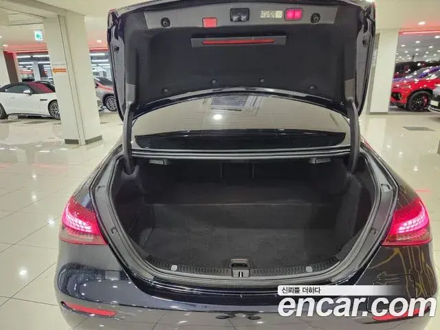 Mercedes-Benz E-Class 2022 — Photo 13/18