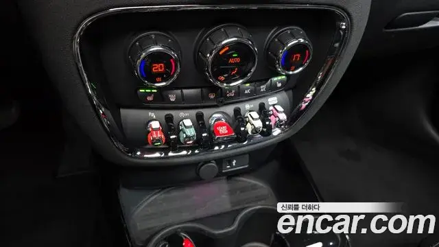 Mini Cooper Clubman 2024 — Photo 19/20