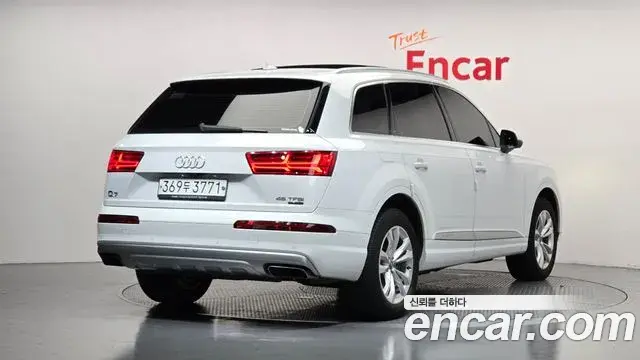 Audi Q7 2019 — Фото 2/20
