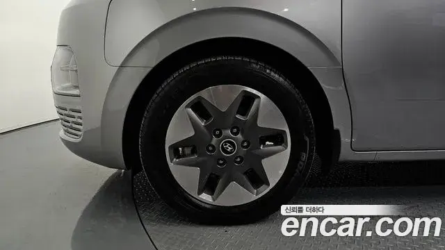 Hyundai Staria 2023 — Photo 5/20