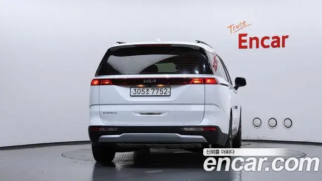 Kia Carnival 2023 — ფოტო 15/20