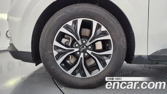 Kia Carnival 2023 — ფოტო 4/20