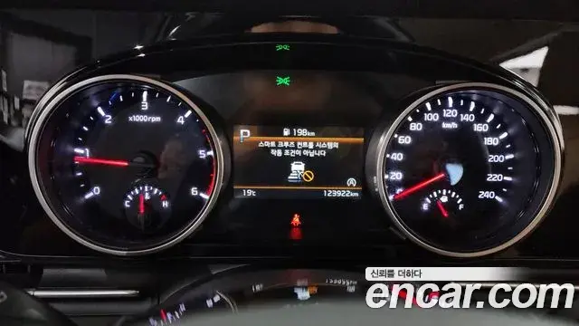Kia Carnival 2023 — ფოტო 7/20