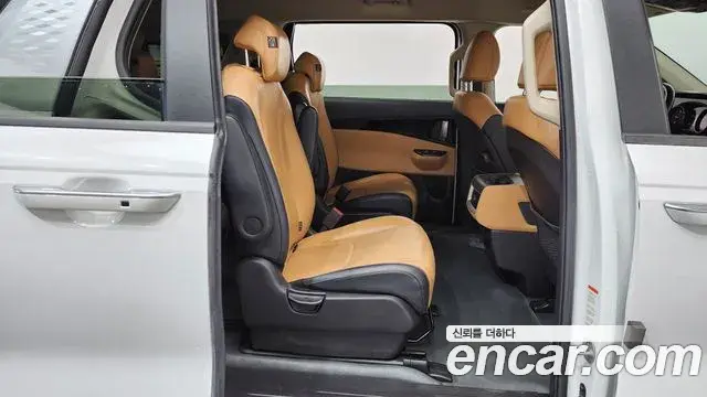 Kia Carnival 2023 — ფოტო 16/20
