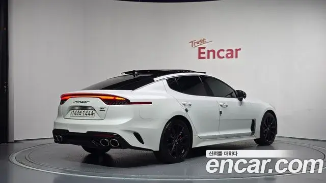 Kia Stinger 2020 — Фото 2/20
