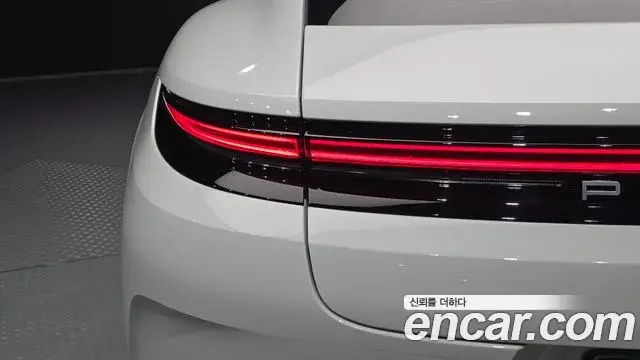 Porsche Panamera 2025 — Şəkil 30/36