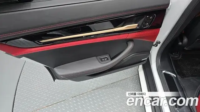 Porsche Panamera 2025 — Şəkil 33/36