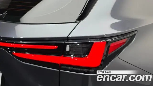 Lexus NX350h 2023 — Photo 27/34