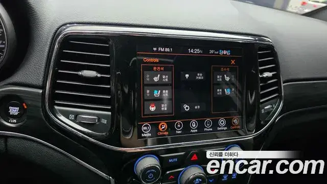 Jeep Grand Cherokee 2021 — Photo 16/20
