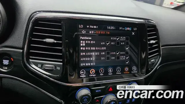 Jeep Grand Cherokee 2021 — Photo 17/20