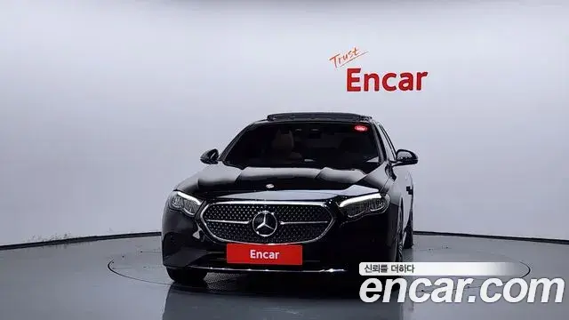 Mercedes-Benz E-Class 2024 — Photo 3/20