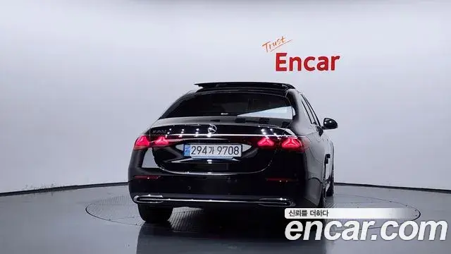 Mercedes-Benz E-Class 2024 — Photo 4/20