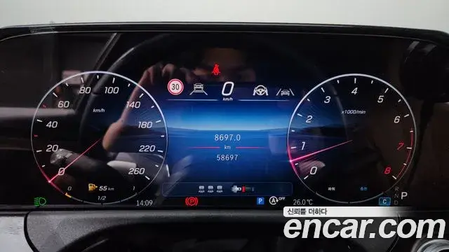 Mercedes-Benz E-Class 2024 — Photo 8/20