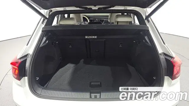Volkswagen T-Roc 2021 — ფოტო 17/30