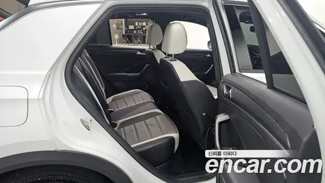 Volkswagen T-Roc 2021 — ფოტო 25/30