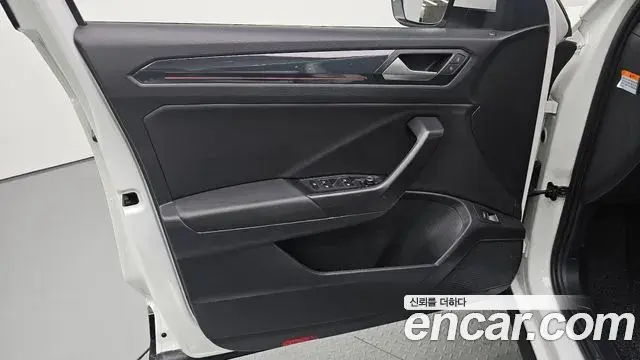 Volkswagen T-Roc 2021 — ფოტო 24/30