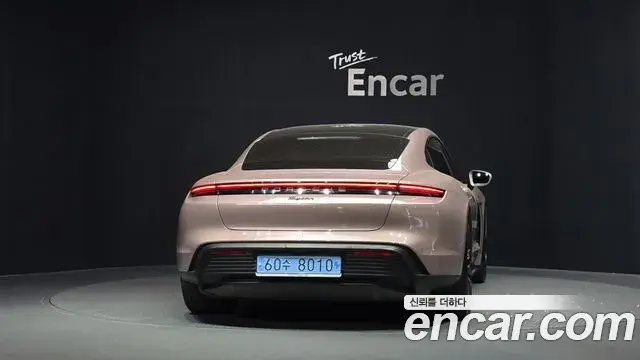 Porsche Taycan 2023 — Photo 8/20