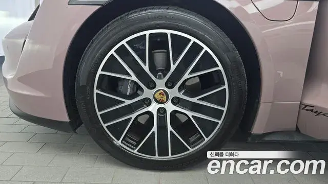 Porsche Taycan 2023 — Photo 10/20