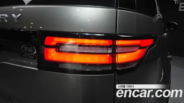 Land Rover Discovery 5 2018 — Şəkil 35/36