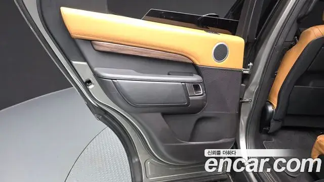 Land Rover Discovery 5 2018 — Şəkil 13/36