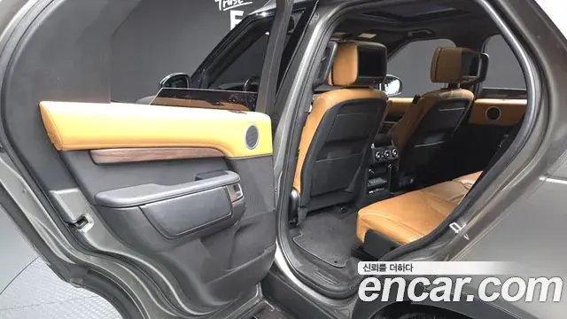 Land Rover Discovery 5 2018 — Şəkil 14/36