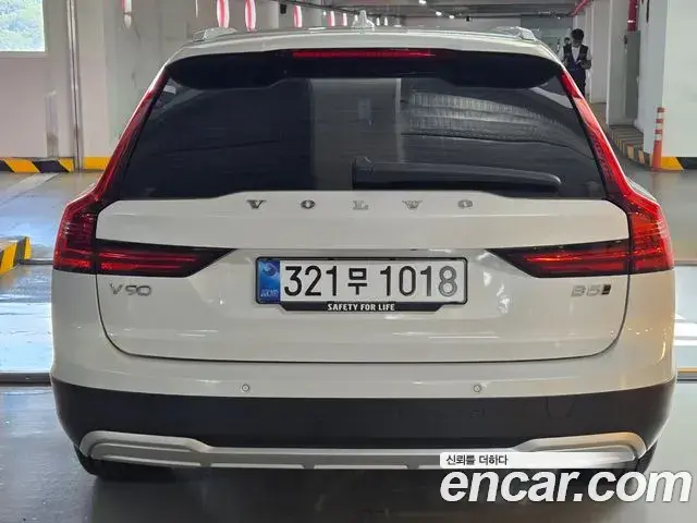 Volvo V90 Cross Country 2025 — Фото 3/16