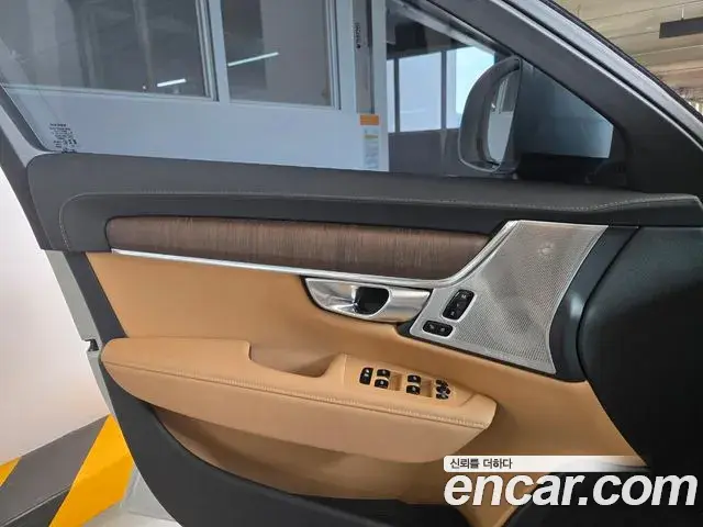 Volvo V90 Cross Country 2025 — Фото 8/16