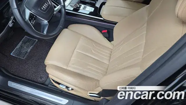 Audi A8 2021 — Фото 18/20