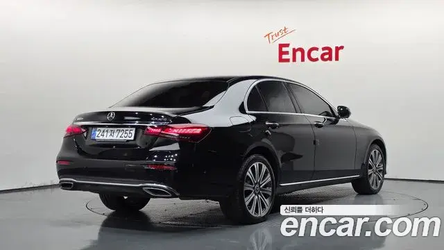 Mercedes-Benz E-Class 2023 — Photo 2/20