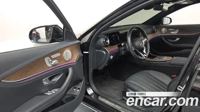 Mercedes-Benz E-Class 2023 — Photo 10/20