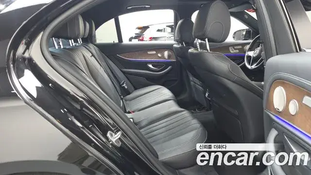Mercedes-Benz E-Class 2023 — Photo 11/20