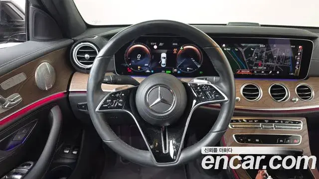 Mercedes-Benz E-Class 2023 — Photo 12/20