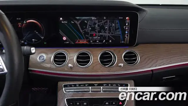 Mercedes-Benz E-Class 2023 — Photo 13/20
